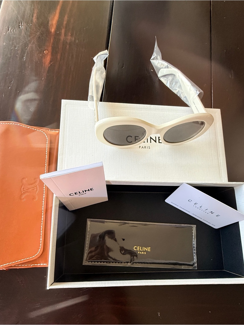 CELINE Paris Triomphe cream/Gold
Sunglasses NIB Full Set
Wristlet storage Case - Picture 8 of 10